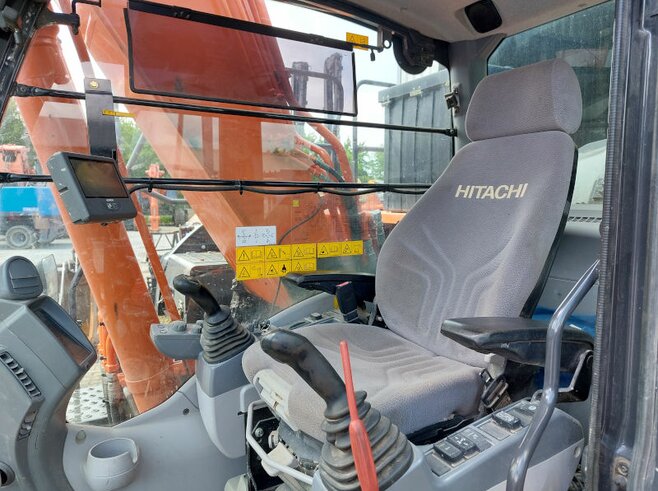 Hitachi ZX210LC-6