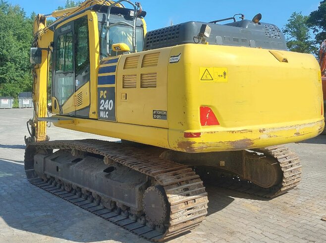 Komatsu PC240NLC-11