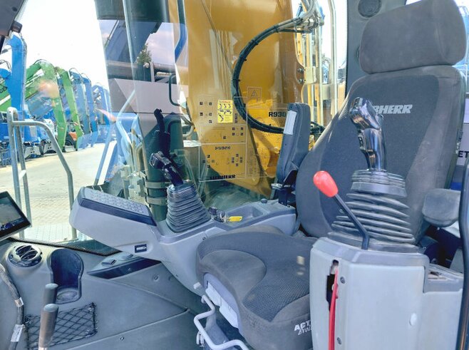 Liebherr R930NLC