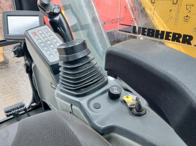 Liebherr R922SLC