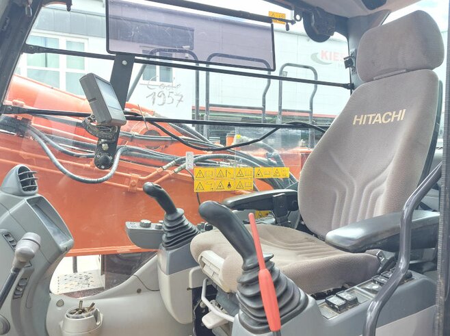 Hitachi ZX300LC-6 + Demarec DXS-50