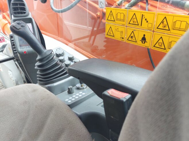 Hitachi ZX300LC-6 + Demarec DXS-50