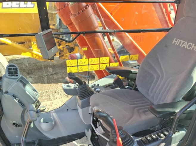 Hitachi ZX210LC-6 Teledipper