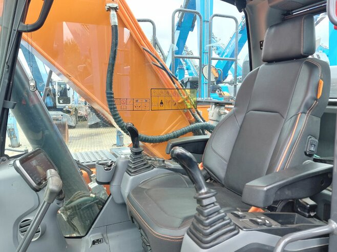 Doosan DX235LC-7