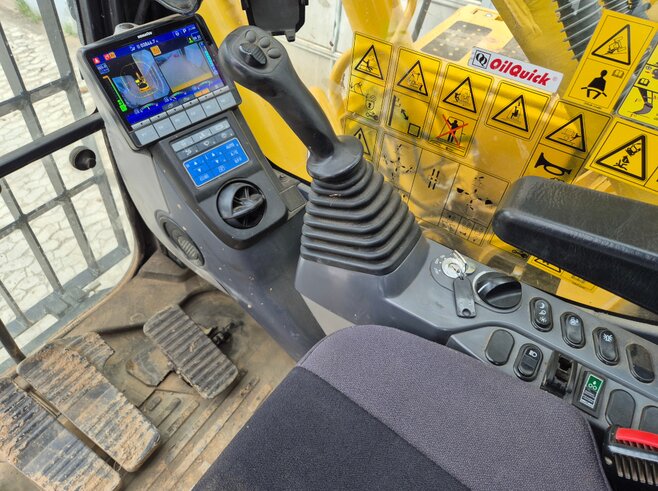 Komatsu PC240NLC-11
