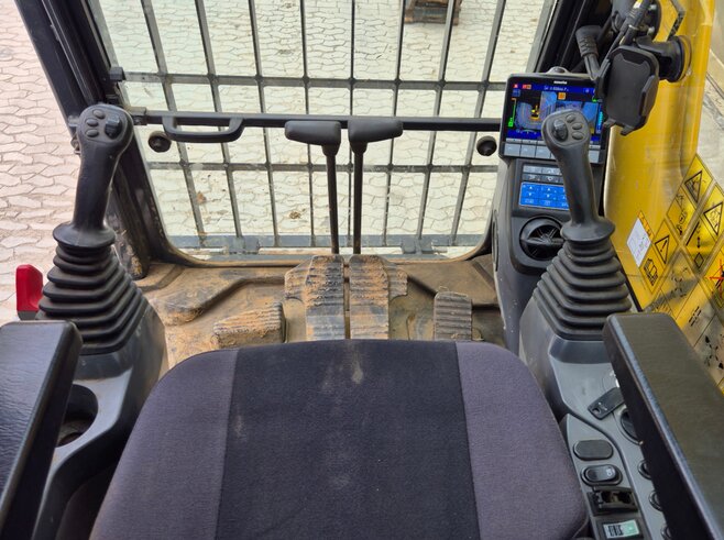 Komatsu PC240NLC-11