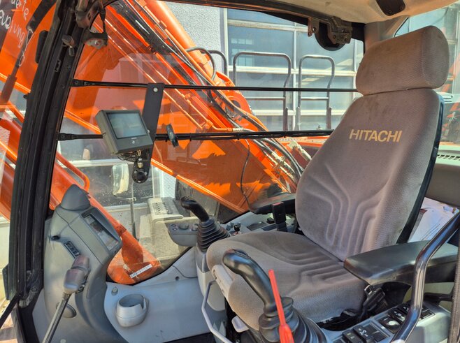 Hitachi ZX300LC-6 + Demarec DXS-50