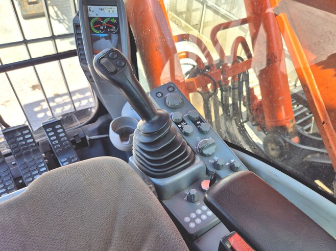 Hitachi ZX300LC-6 + Demarec DXS-50