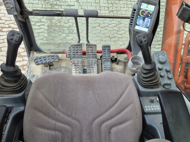 Hitachi ZX210LC-6