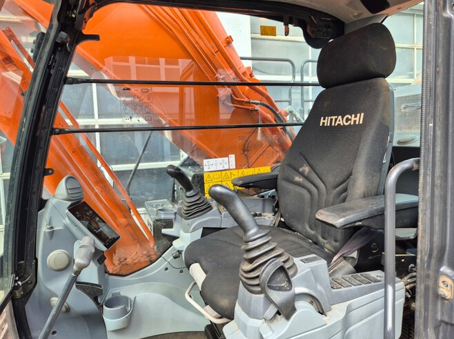 Hitachi ZX350LCN-7 + Demarec DXS-60