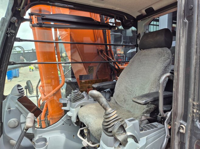 Hitachi ZX300LCN-7