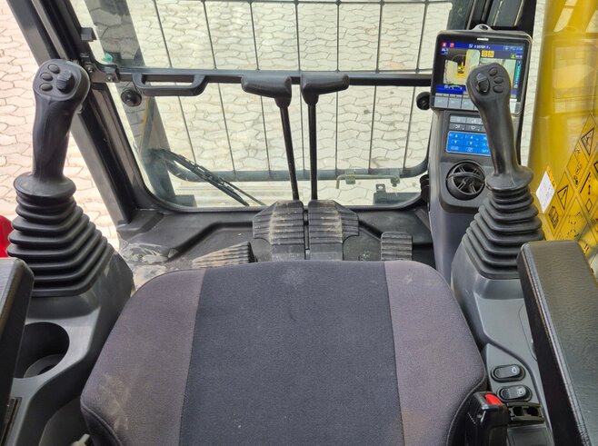 Komatsu PC240NLC-11