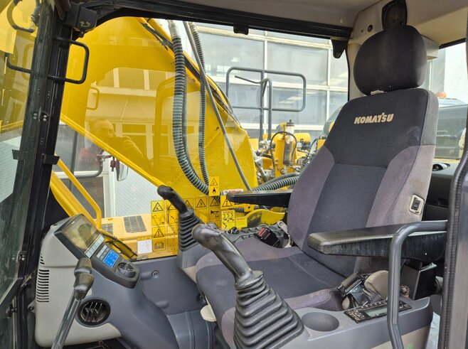Komatsu PC240NLC-11