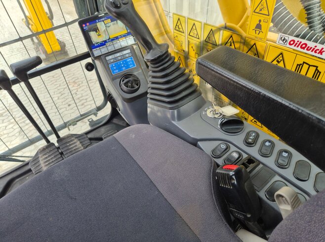 Komatsu PC240NLC-11