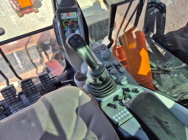 Hitachi ZX225USLC-6