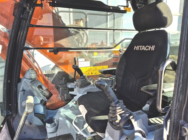 Hitachi ZX135US-7