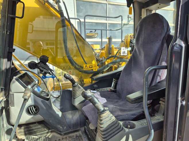 Komatsu PC210LC-10