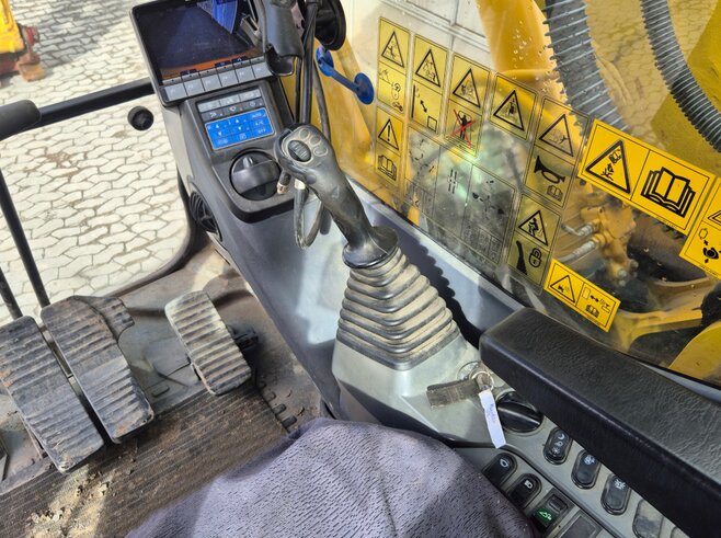 Komatsu PC210LC-10