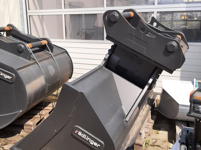 Rädlinger Grabenräumlöffel schwenkbar KGL35M-2200
