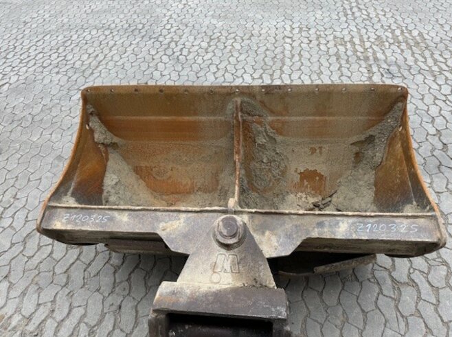 Winkelbauer Grabenräumlöffel schwenkbar 1800mm