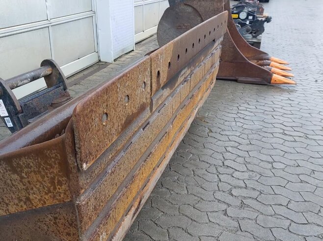 LRT Grabenräumlöffel schwenkbar 2400mm