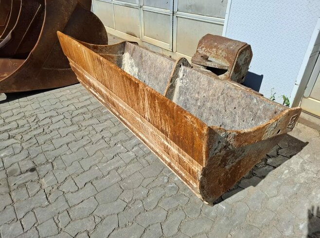 Winkelbauer Grabenräumlöffel schwenkbar 2000mm