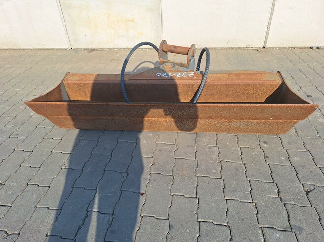 Rädlinger Grabenräumlöffel schwenkbar 1400 mm