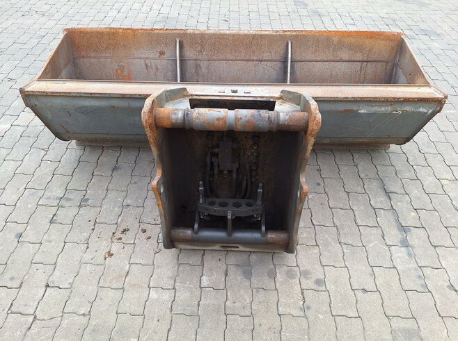 Rädlinger Grabenräumlöffel schwenkbar mit Drehmotor 2200 mm