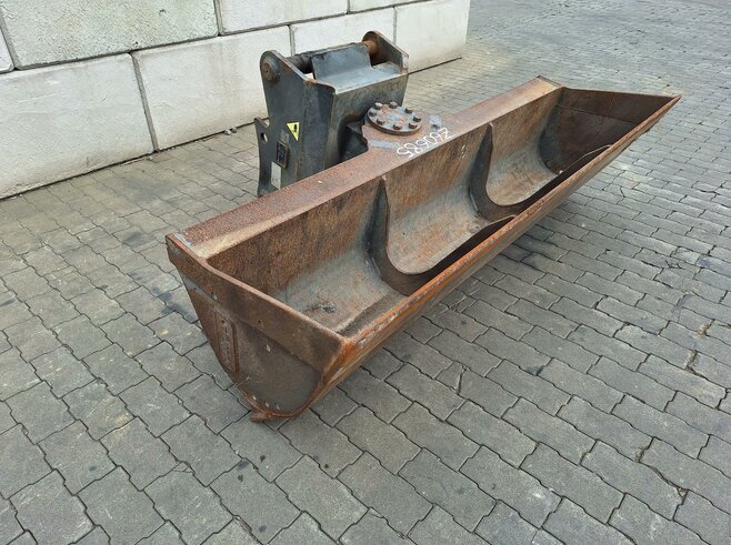 Rädlinger Grabenräumlöffel schwenkbar mit Drehmotor 2200 mm