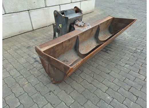 Rädlinger Grabenräumlöffel schwenkbar mit Drehmotor 2200 mm