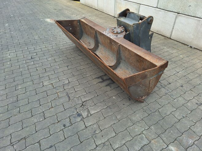 Rädlinger Grabenräumlöffel schwenkbar mit Drehmotor 2200 mm