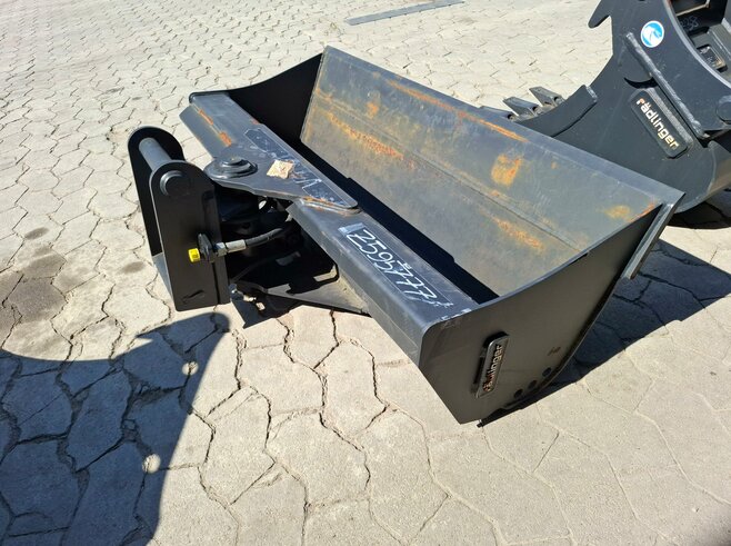 Rädlinger Grabenräumlöffel schwenkbar KGL02H-1200