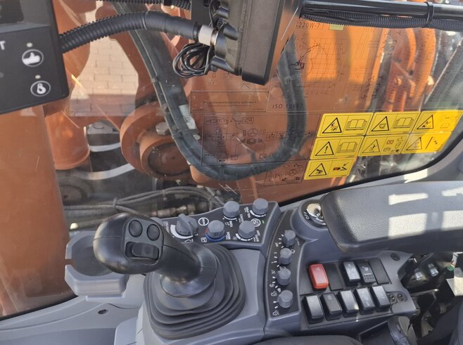 Hitachi ZX220W-7