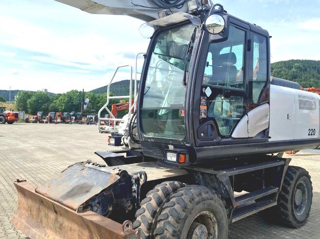 Hitachi ZX220W-5