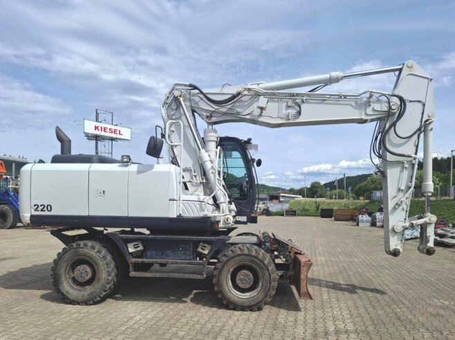 Hitachi ZX220W-5