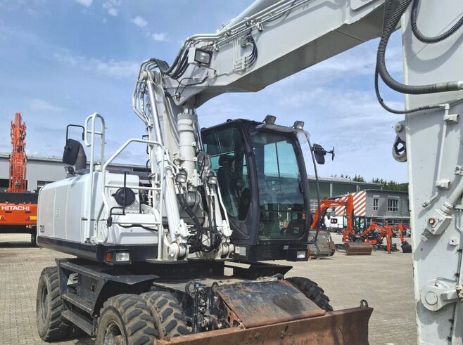 Hitachi ZX220W-5