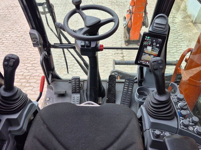 Hitachi ZX135W-7