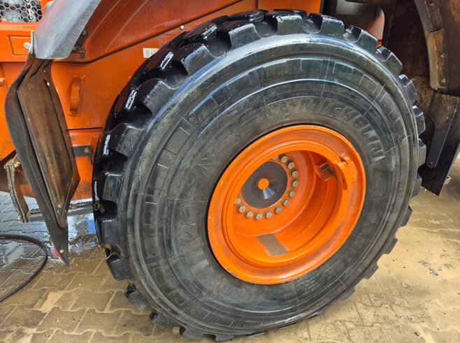 Hitachi ZW220-7