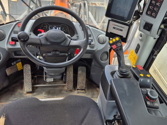 Hitachi ZW220-7