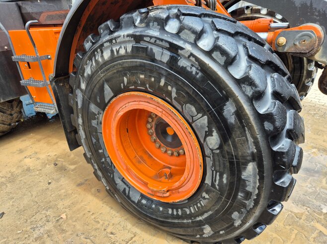 Hitachi ZW220-7