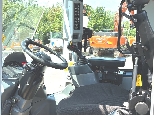 Hitachi ZW220-7