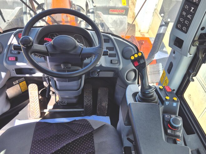 Hitachi ZW220-7
