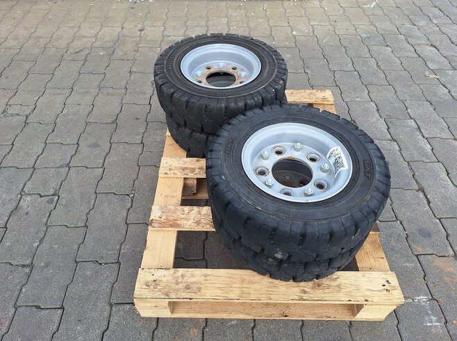 Giant Radlader Komplettradsatz, Vollgummi 4.00-8