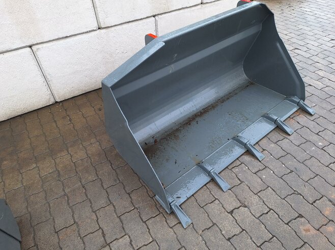 Kramer Erdbauschaufel 1650 mm mit Zähnen