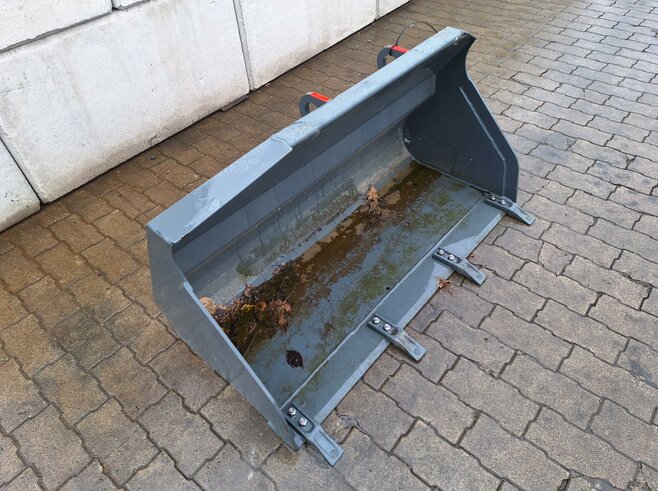 Kramer Erdbauschaufel 1250mm mit Zähnen