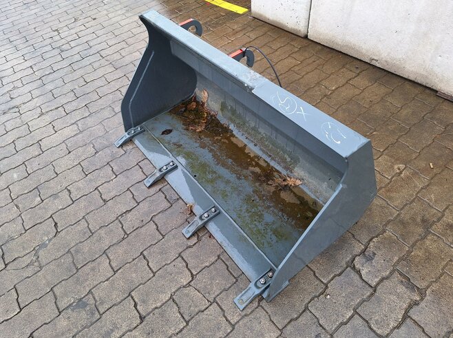Kramer Erdbauschaufel 1250mm mit Zähnen