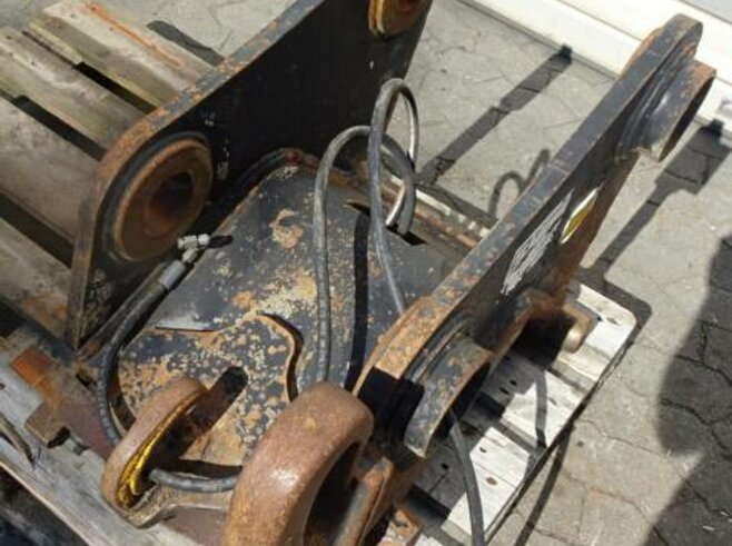 Schwarz Hydraulischer Schnellwechsler CW40S