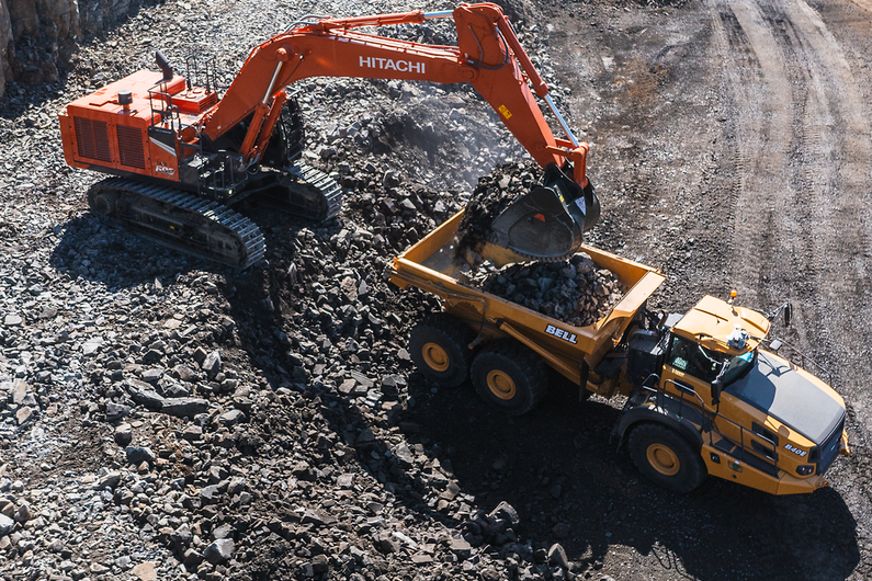 Hitachi  Der Hitachi ZX690-7 Großbagger