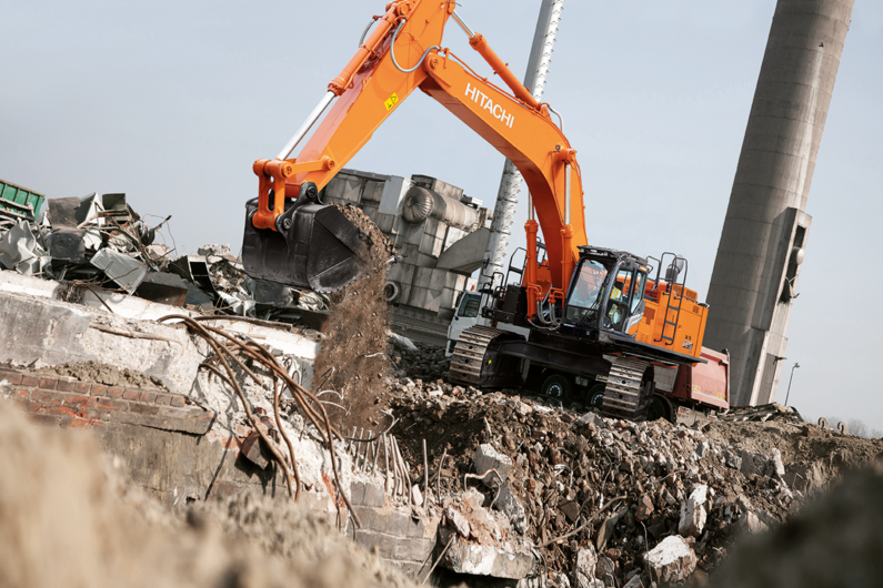 Hitachi  Der Hitachi ZX690-7 Großbagger