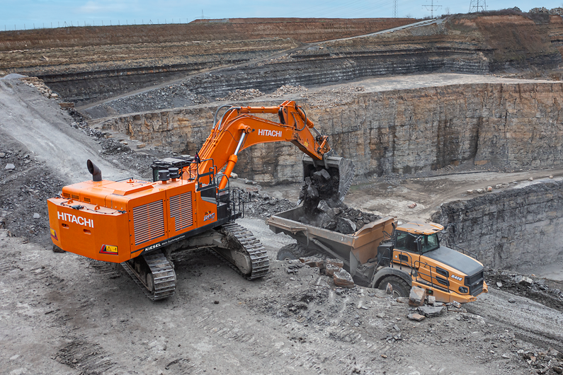 Hitachi  Der Hitachi ZX890-7 Großbagger